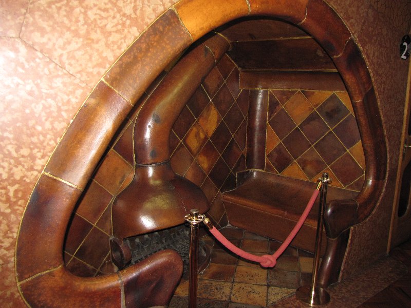 haard_casa batllo.jpg - Een gezellig zithoekje met kachel in casa Batllo.